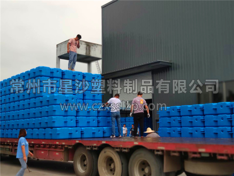 發(fā)往江西南昌的浮筒正在裝車4