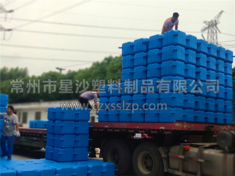 發(fā)往江西南昌的浮筒正在裝車2