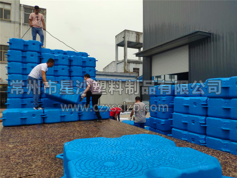 發(fā)往江西南昌的浮筒正在裝車6