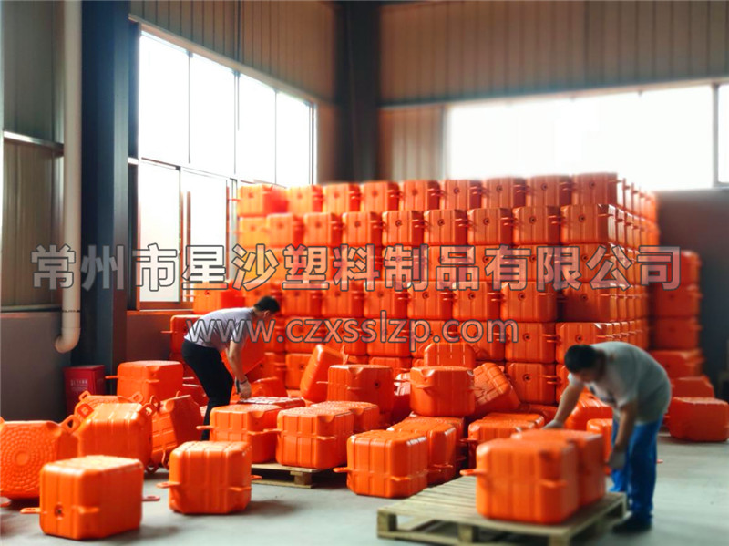 倉(cāng)庫(kù)的浮筒現(xiàn)貨正在出貨
