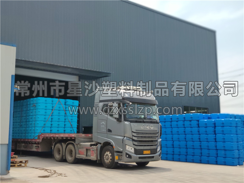 常州市星沙塑料制品有限公司-熒光綠淺藍(lán)色浮筒發(fā)往湖北2