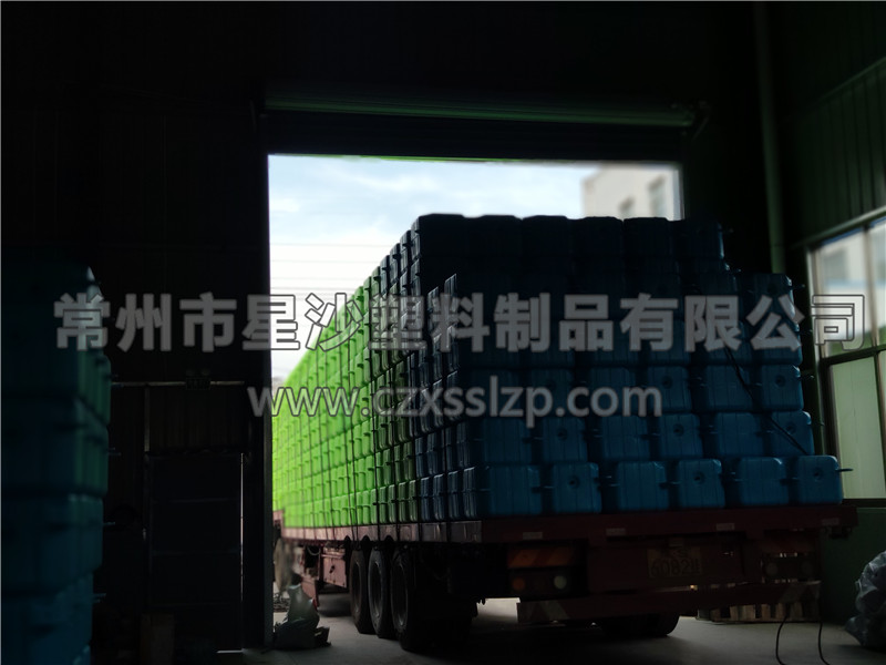 常州市星沙塑料制品有限公司-熒光綠淺藍(lán)色浮筒發(fā)往湖北4