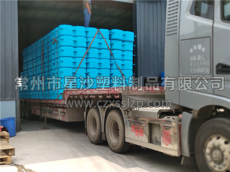 常州市星沙塑料制品有限公司-熒光綠淺藍(lán)色浮筒發(fā)往湖北20