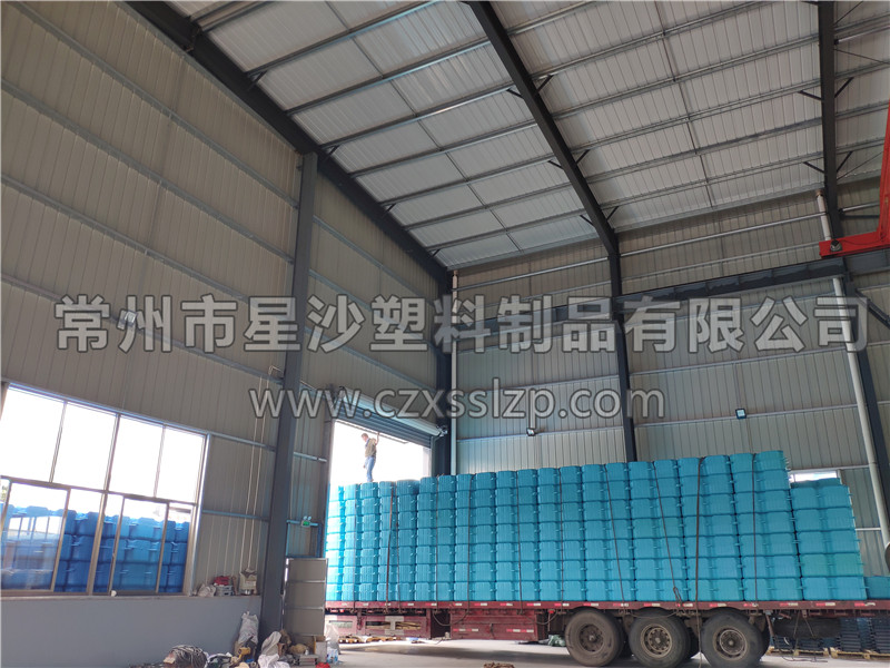 常州市星沙塑料制品有限公司-熒光綠淺藍(lán)色浮筒發(fā)往湖北5
