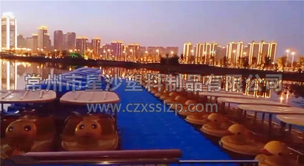 水上樂園浮筒和水上娛樂設(shè)施在夜色燈光的襯托下，藍(lán)紅黃輝映，異常唯美3