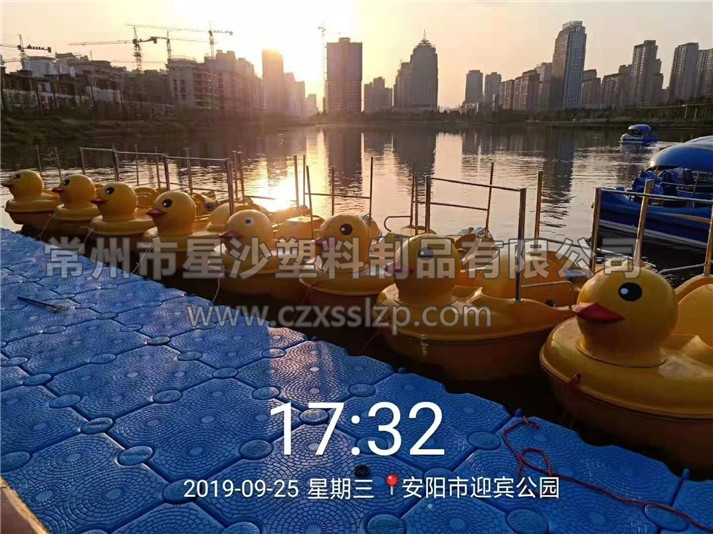 水上樂園浮筒和水上娛樂設(shè)施在夜色燈光的襯托下，藍(lán)紅黃輝映，異常唯美2
