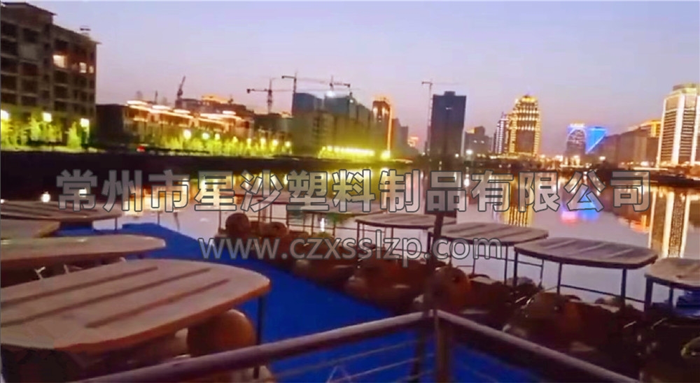 水上樂園浮筒和水上娛樂設(shè)施在夜色燈光的襯托下，藍(lán)紅黃輝映，異常唯美4