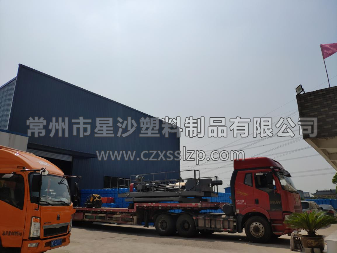 圖為新的吹塑機(jī)安全運(yùn)往星沙工廠