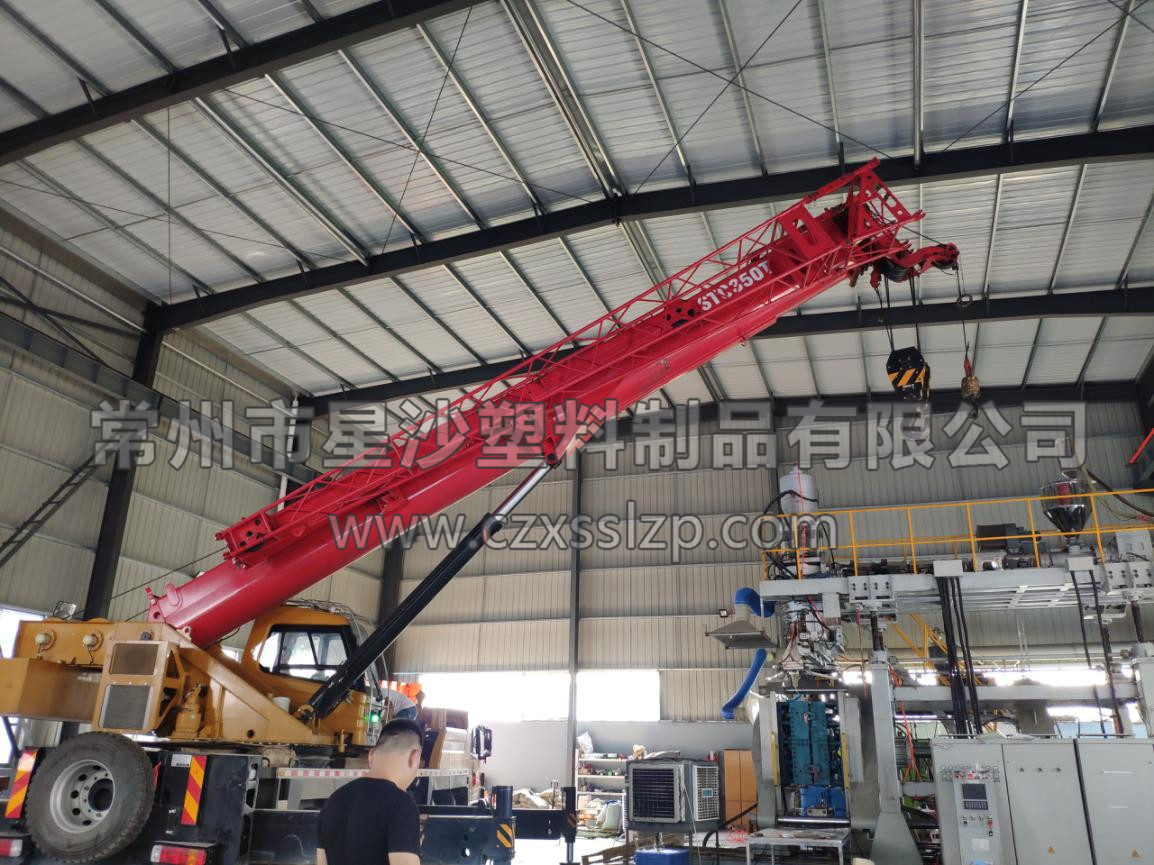 起吊機(jī)準(zhǔn)備就位