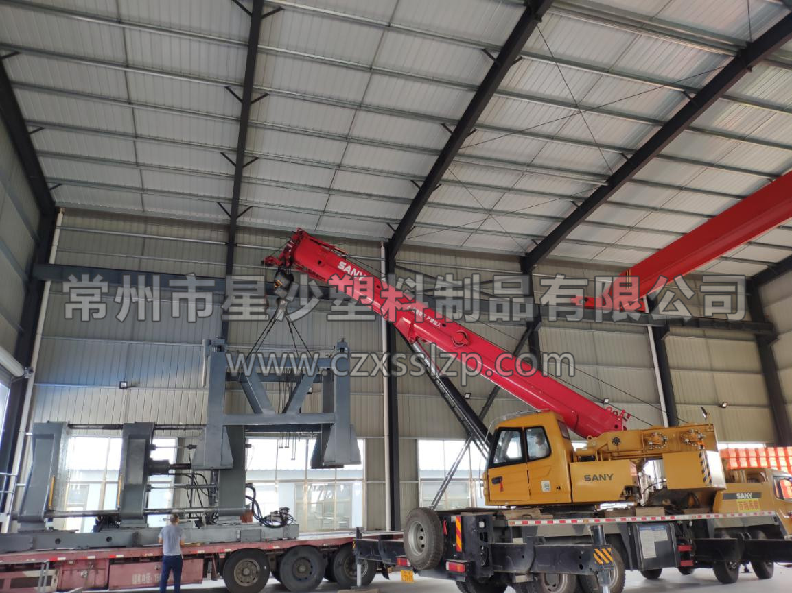 工作人員合作無間，正在進(jìn)行吹塑機(jī)卸車工作。