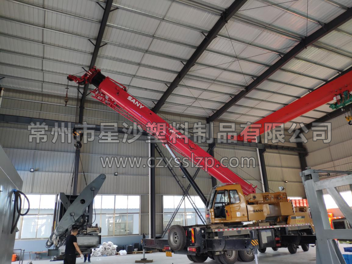 工作人員合作無間，正在進(jìn)行吹塑機(jī)卸車工作3