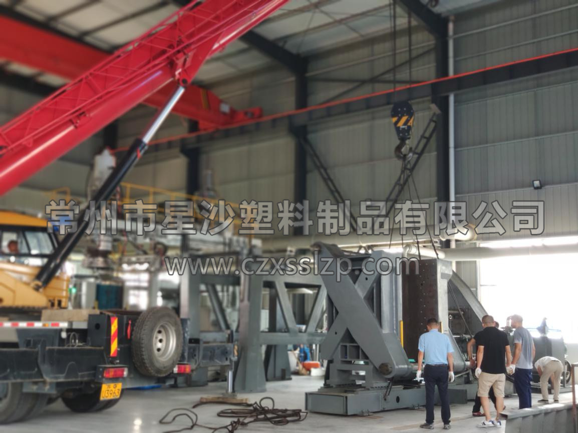 工作人員合作無間，正在進(jìn)行吹塑機(jī)卸車工作4