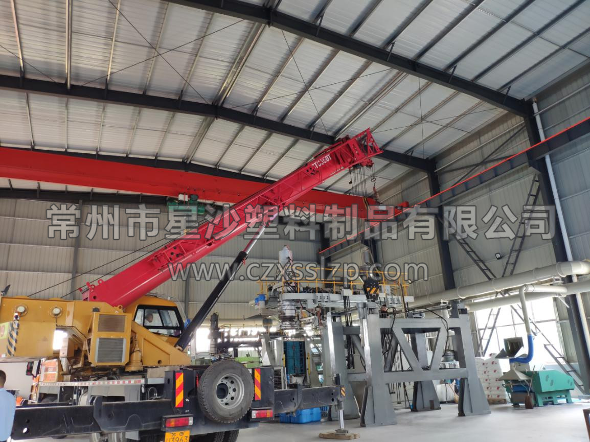 工作人員合作無間，正在進(jìn)行吹塑機(jī)卸車工作2