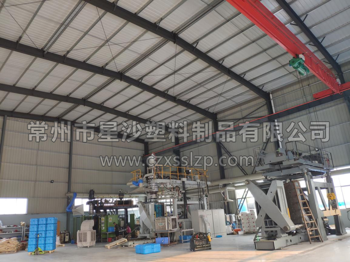 工作人員合作無間，正在進(jìn)行吹塑機(jī)卸車工作6