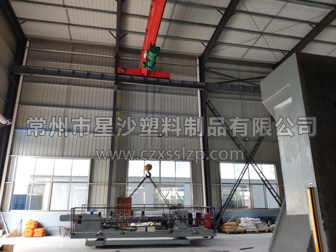 工作人員合作無間，正在進(jìn)行吹塑機(jī)卸車工作5