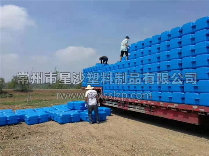圖為水上木屋浮筒當(dāng)天發(fā)貨后，安全抵達(dá)安徽亳州安裝地，工人們正在進(jìn)行卸車作業(yè)。