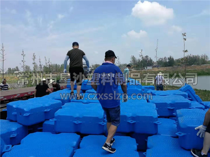 圖為水上木屋浮筒當(dāng)天發(fā)貨后，安全抵達(dá)安徽亳州安裝地，工人們正在進(jìn)行卸車作業(yè)2