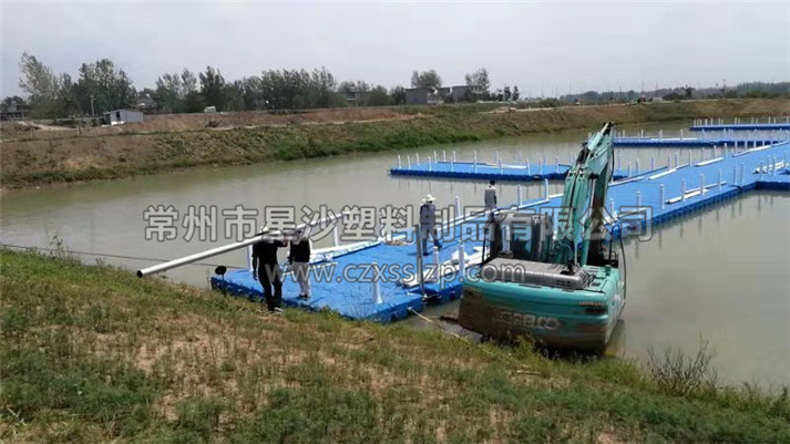 水上木屋浮筒平臺(tái)已經(jīng)按照?qǐng)D紙要求安裝完畢，圖為挖機(jī)正在進(jìn)行鋼管打樁工作。