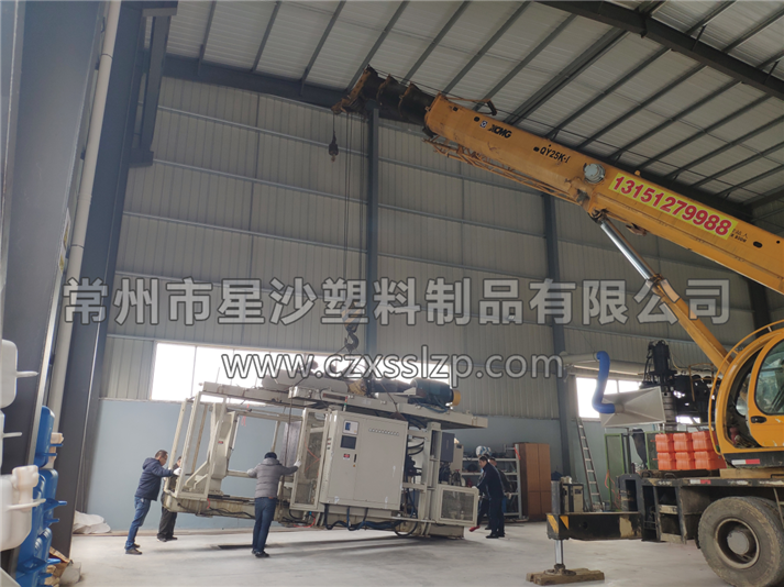 吹塑機(jī)在汽車吊師傅嫻熟的操作下，輕拿輕放，有條不紊的進(jìn)行卸車作業(yè)3