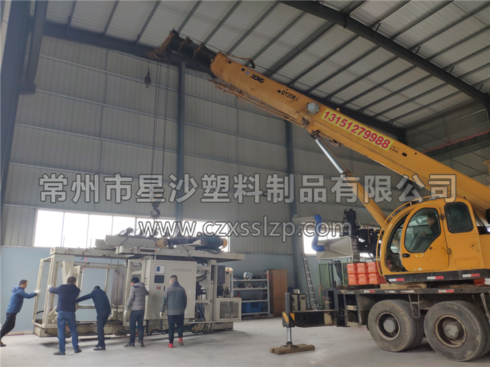 吹塑機(jī)在汽車吊師傅嫻熟的操作下，輕拿輕放，有條不紊的進(jìn)行卸車作業(yè)5